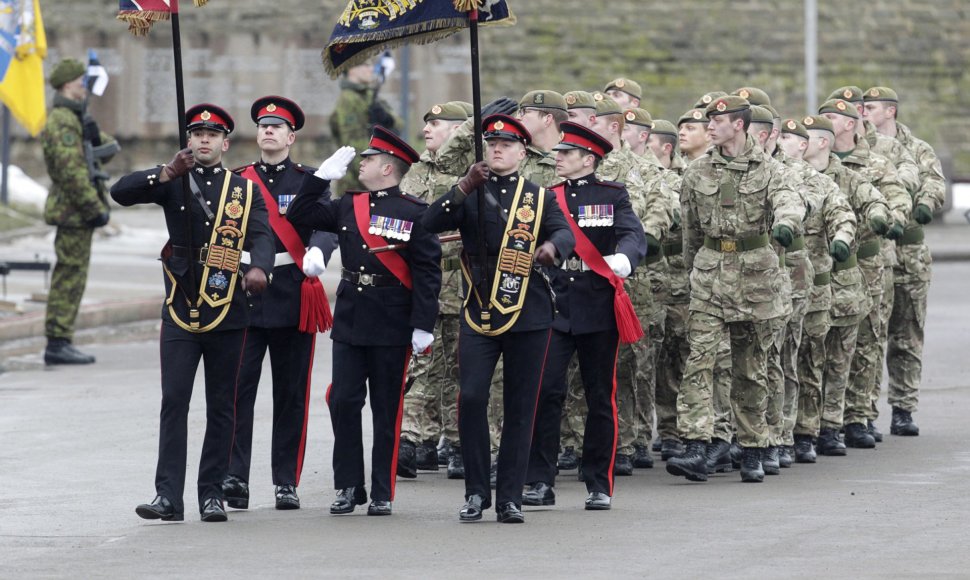 Jungtinės Karalystės kariai parade Estijoje.