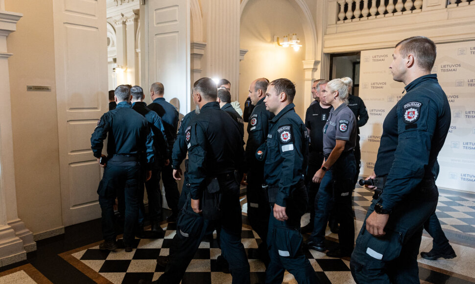 Ginkluotą moterį nu&scaron;ovusio pareigūno teismo posėdis