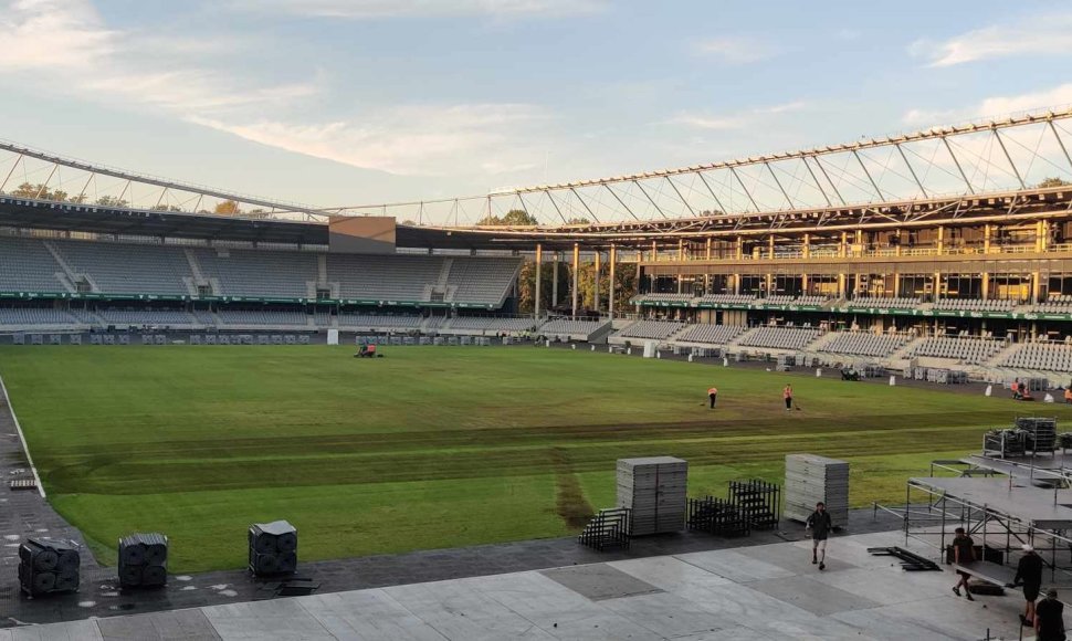 Dariaus ir Girėjo stadiono veja po Jessicos Shy koncerto.