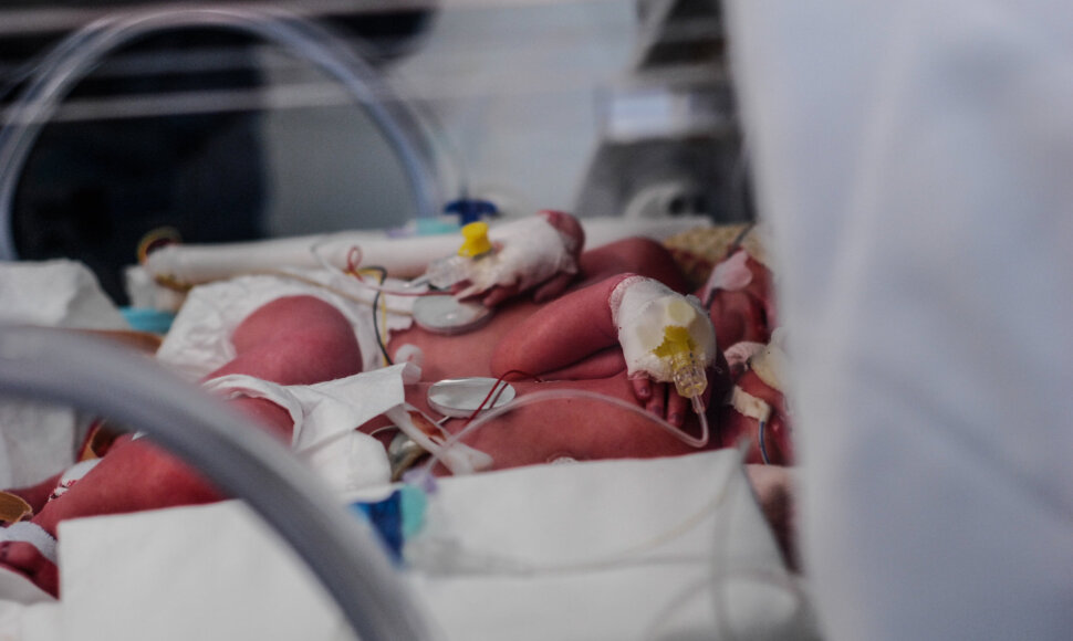 Antradienį gimusios mergytės auga inkubatoriuje