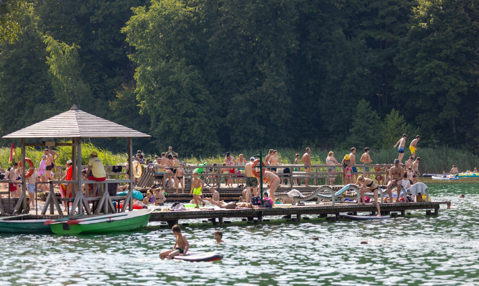 Karštą vasaros dieną vilniečiai leido miesto paplūdimiuose