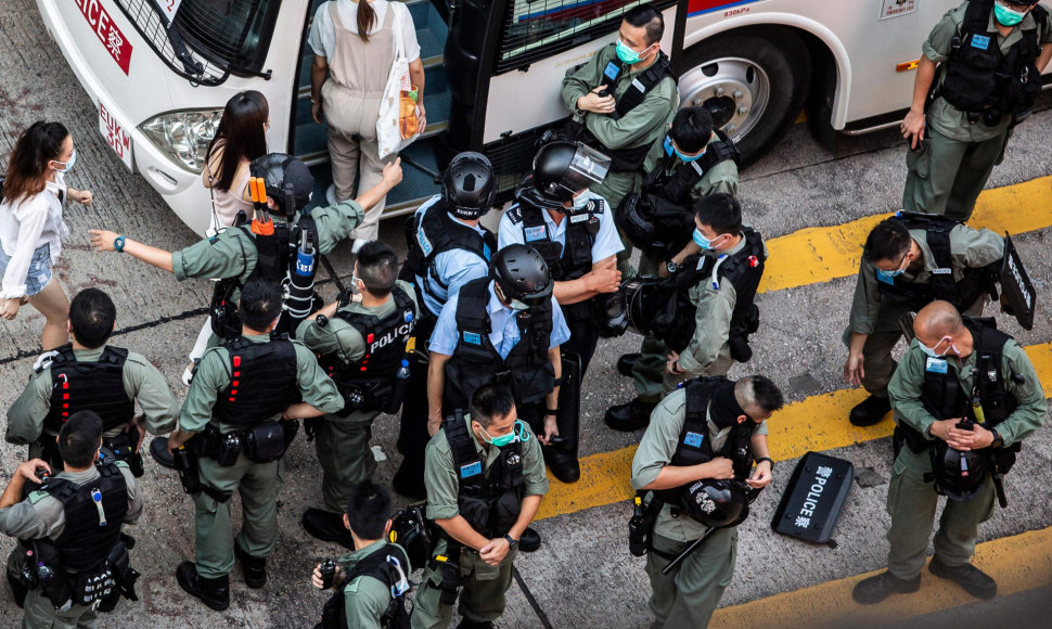Honkongo policija sulaiko protestuotojus