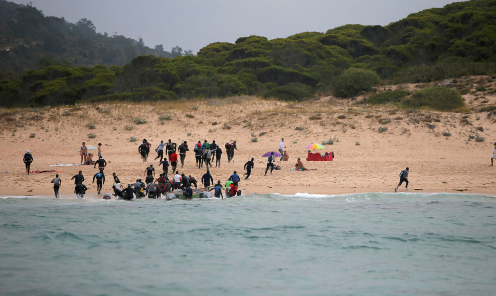 Migrantai išsilaipina Ispanijos pakrantėje, perplaukę Viduržemio jūrą iš Maroko