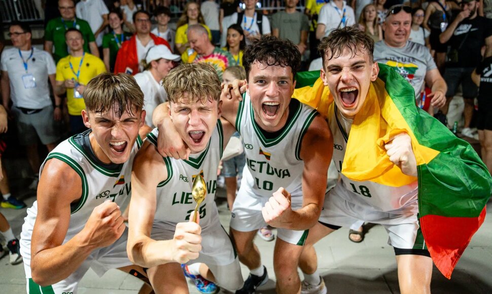 Lietuvos rinktinės triumfas, iš kairės &ndash; T.Rudys, N.Vitkauskas, T.Augustauskas, I.Leščiauskas