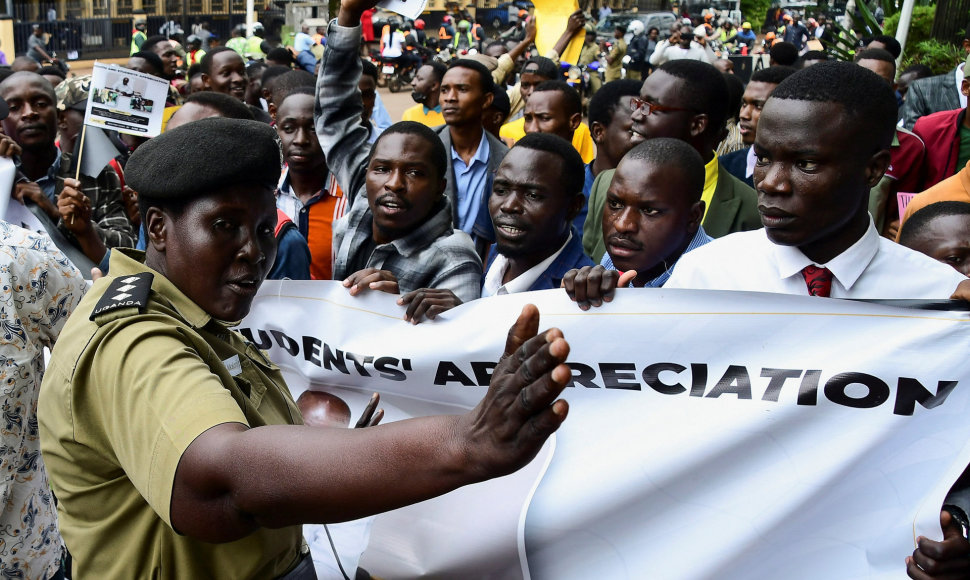 Ugandos visuomenė palaikė diskriminuojantį įstatymą