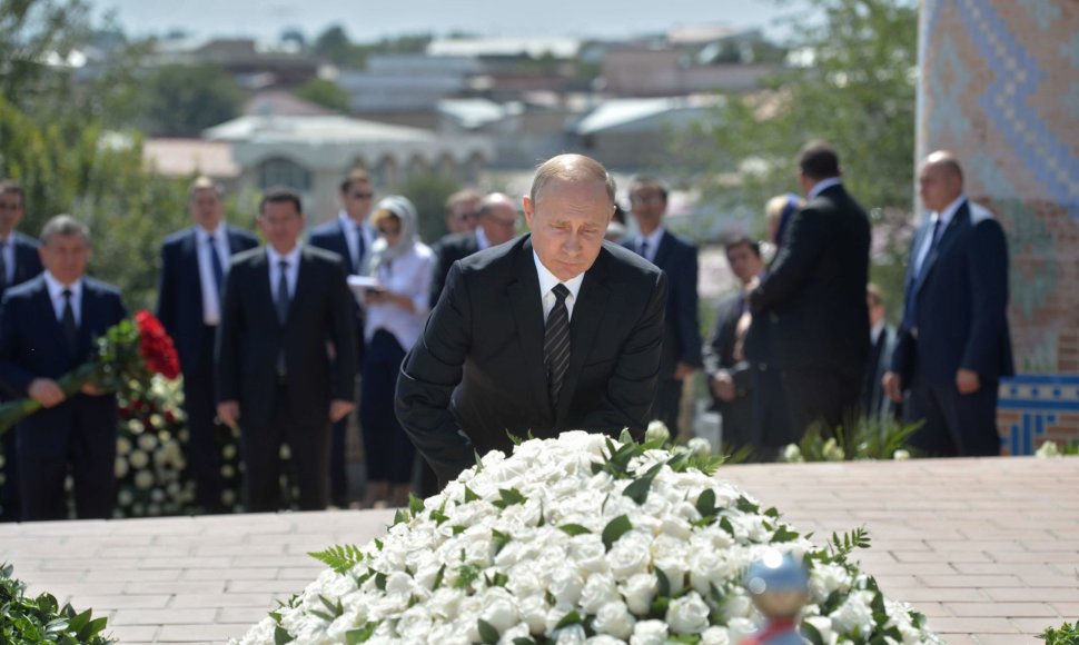 V.Putinas padėjo gėlių ant I.Karimovo kapo