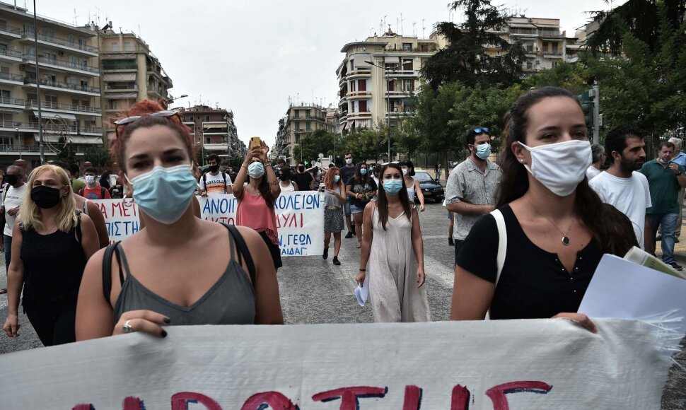 Mokytojų ir tėvų protestas prie&scaron; mokyklų atidarymą Graikijoje