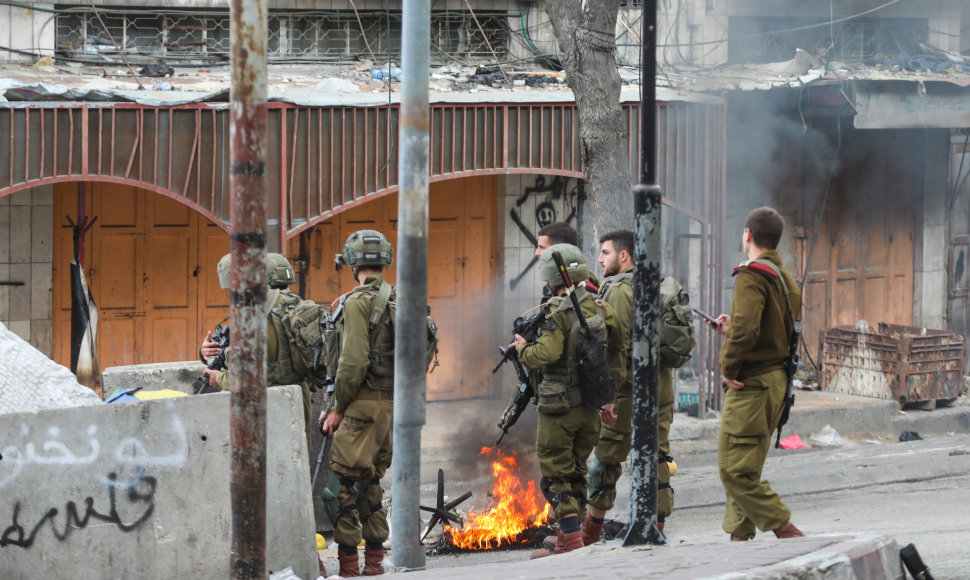 Vakarų Krante palestiniečiai Izraelio pajėgos susiduria su palestiniečių protestais