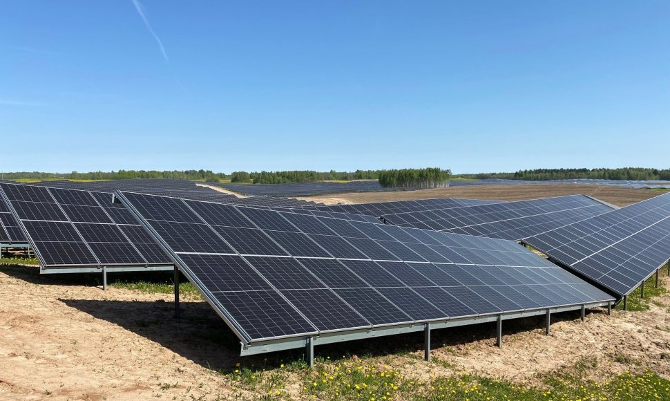 Molėtuose atidarytas didžiausias Lietuvoje saulės energijos parkas