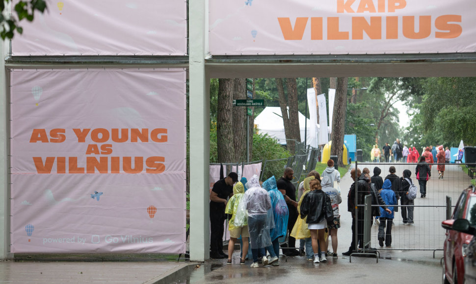 Žmonės gausiai renkasi į festivalį „Jaunas kaip Vilnius“