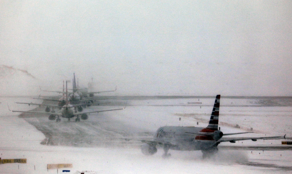 Dėl žiemos audros vėluoja skrydžiai iš Čikagos, Denverio