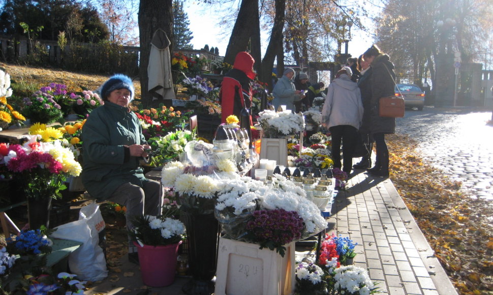 Gėlių prekeiviai prie kapinių didelio uždarbio nesitiki.