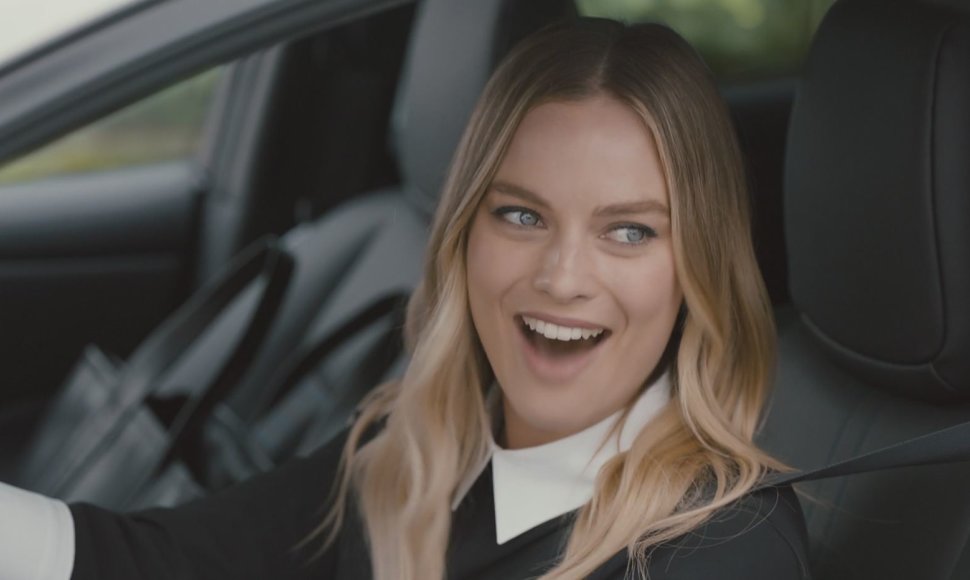 Margot Robbie „Nissan Leaf“ klipe