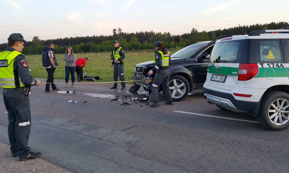 Policininkai sprunkančiam motociklininkui barikadą pastatė iš niekuo dėto „Volvo“