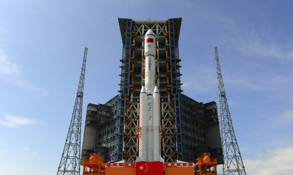 Startui paruošta Kinijos raketa „Long March 7“
