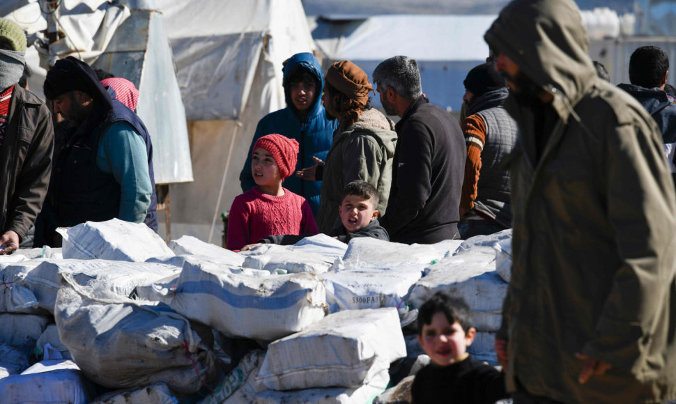 Šimtai tūkstančių sirų bėga toliau nuo karo veiksmų
