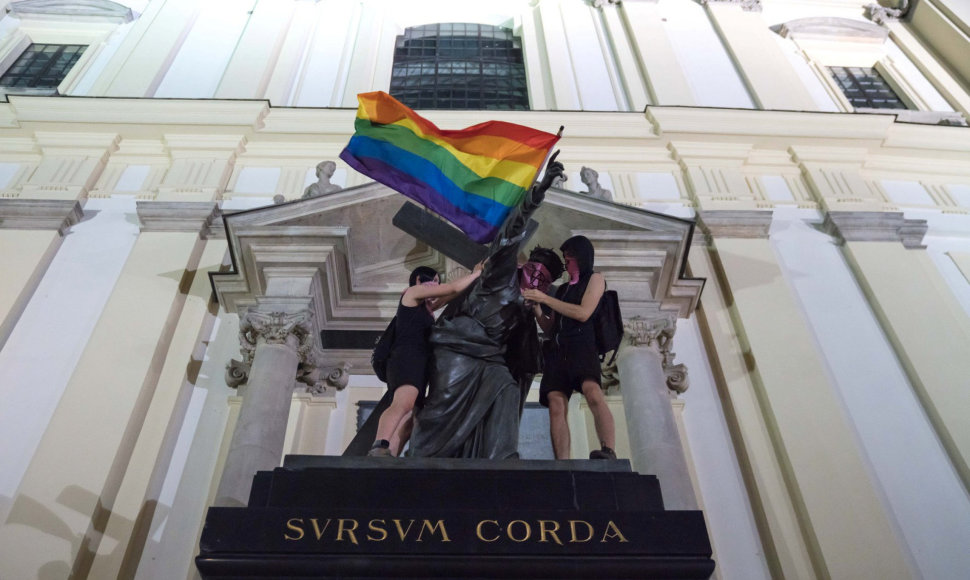 Jėzaus statula su LGBT vėliava Varšuvoje