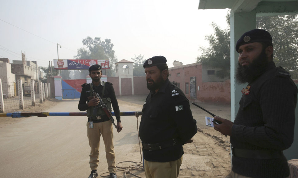 Pakistano pareigūnai prie kalėjimo