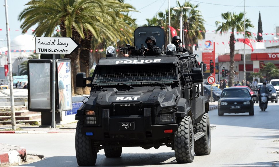 Tuniso saugumo pajėgos prie Bardo muziejaus