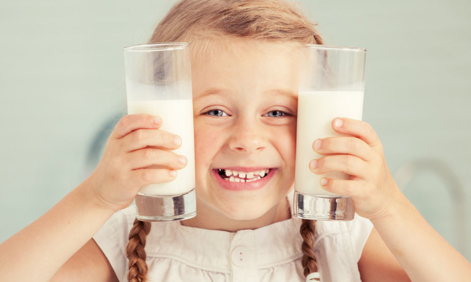 Mergaitė geria pieną