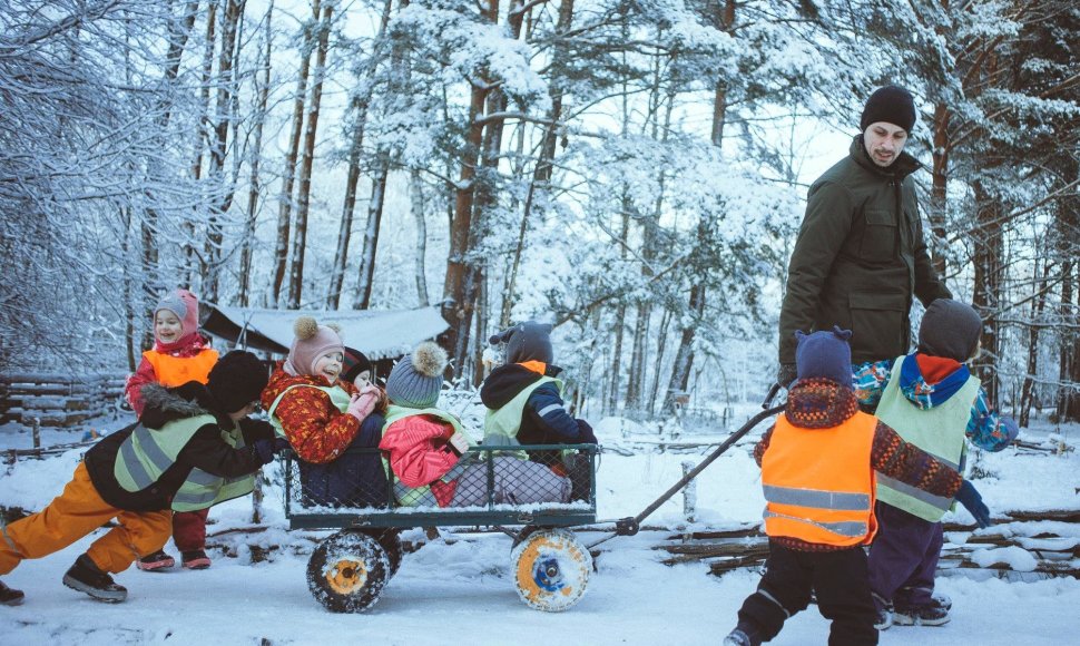 Likimas britą Peterį Bailey atvedė į Lietuvą, kur jis dirba Giruliuose esančiame lauko darželyje.