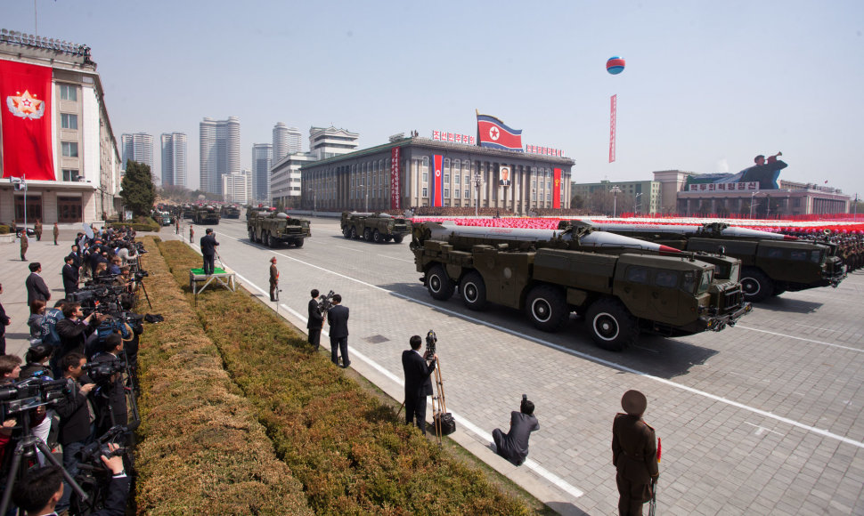 „Hwasong“ raketos kariniame parade Pchenjane