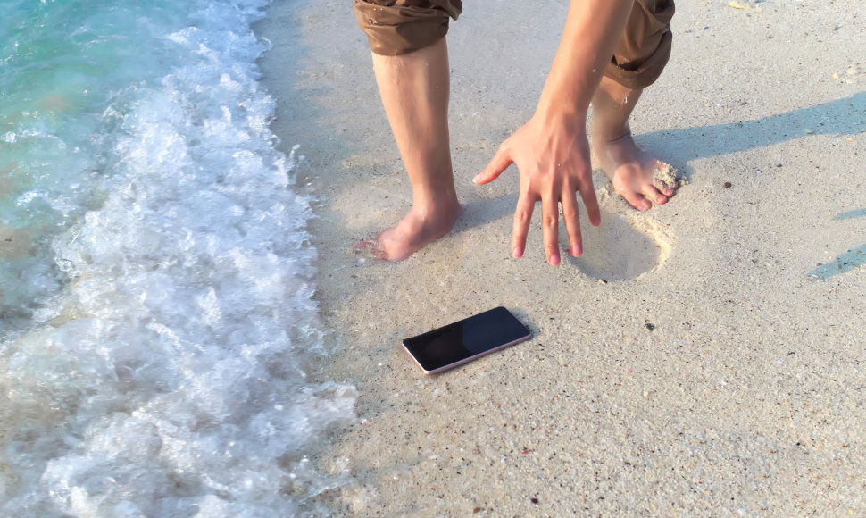 Išmaniųjų telefonų prie jūros tyko pavojai
