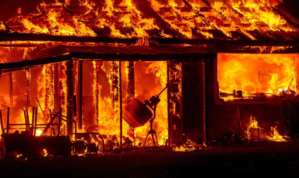 Išplitęs miškų gaisras siautėjo Kalifornijos Midltaune