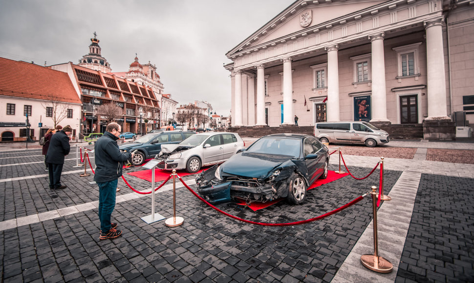 Avarijose sumaitotų „CityBee“ automobilių ekspozicija