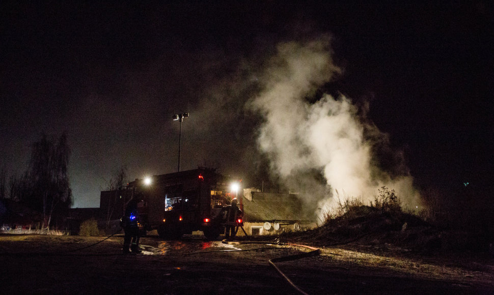 Vilniaus romų tabore vėl liepsnojo namas