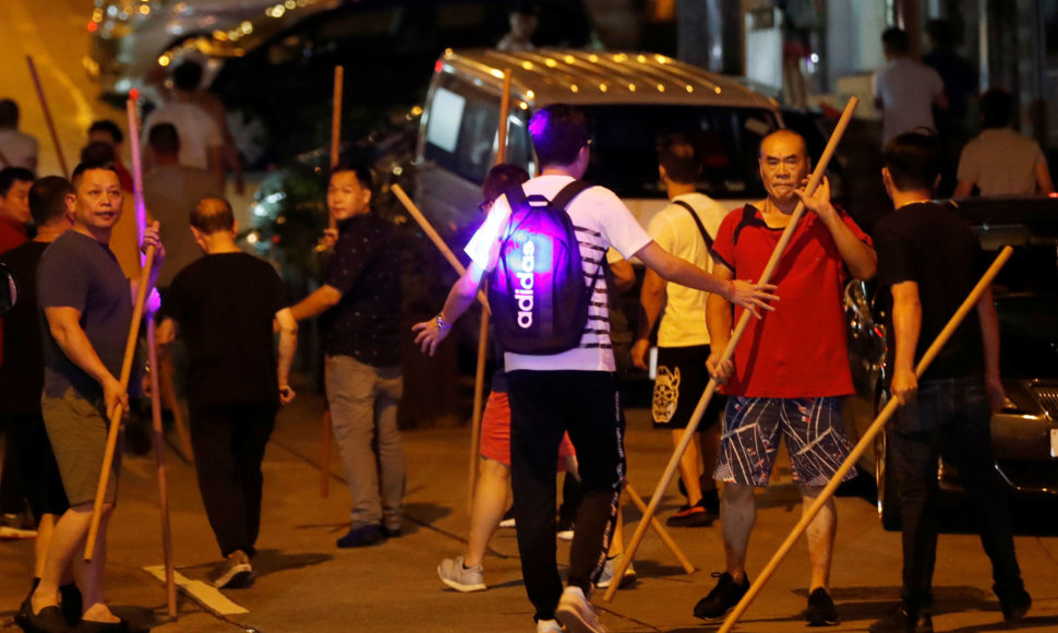 Honkonge siautėjo vyrai su lazdomis