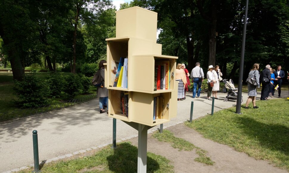Bernardinų sode atidaryta lauko bibliotekėlė