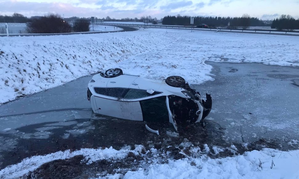 Netoli automagistralės, kelyje Gargždai-Klaipėda, nuo kelio nuvažiavo „Mazda“.