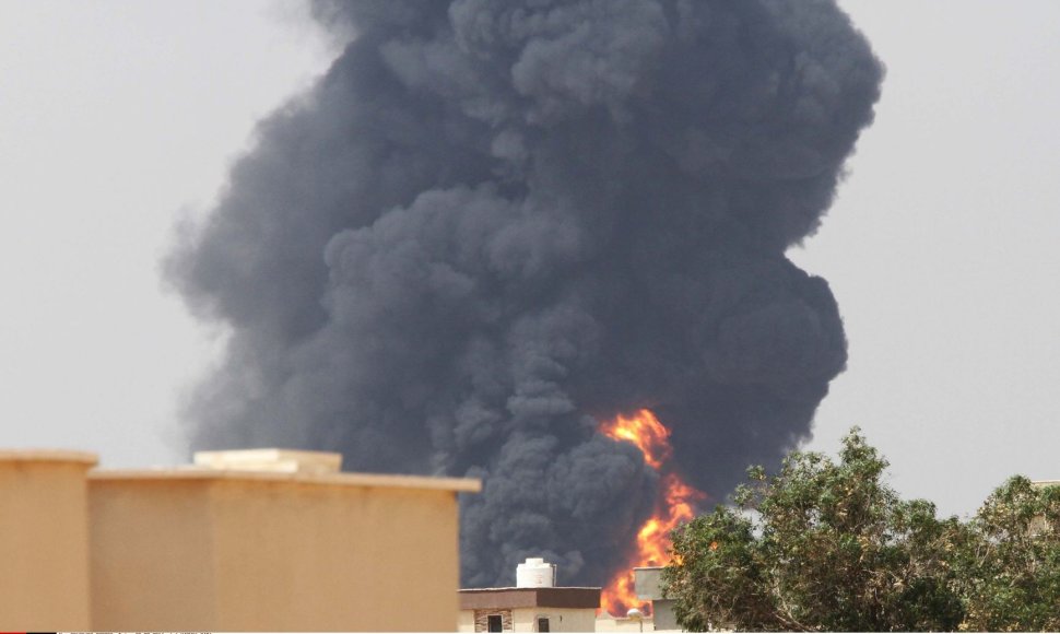 Gaisras degalų saugykloje Tripolio pakraštyje