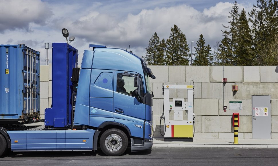 „Volvo Trucks“ pradės kuro elementais varomų sunkvežimių bandymus 