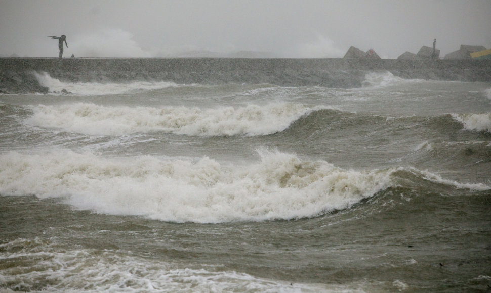 Klaipėdiečiai plūstelėjo prie jūros stebėti audros