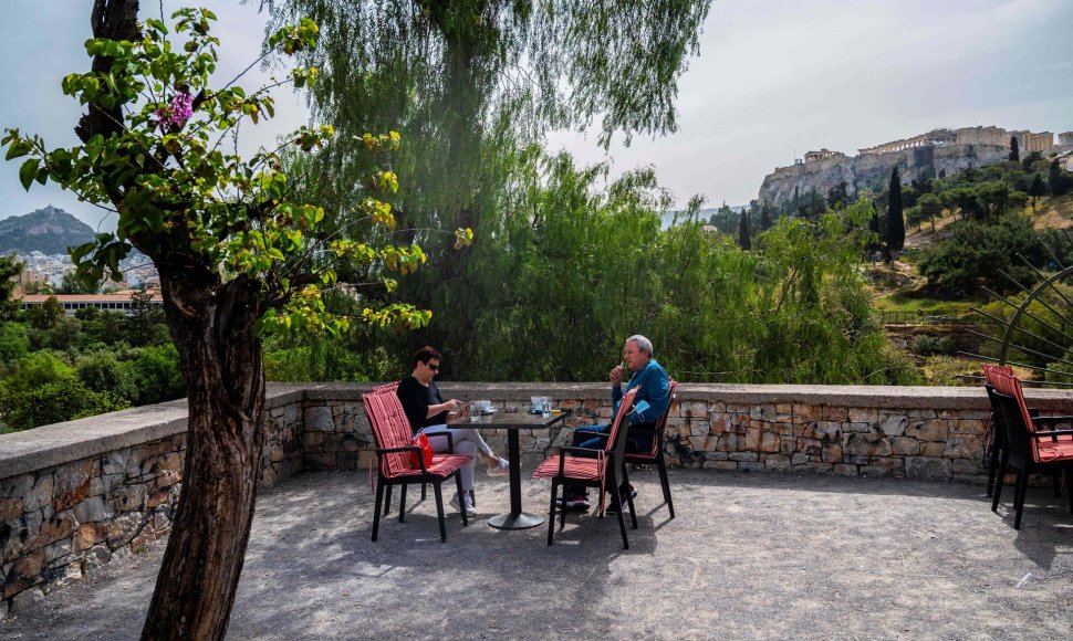 Graikijoje duris atvėrė kavinės ir restoranai su lauko terasomis
