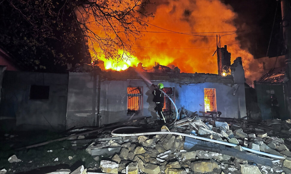 Rusijos dronų smūgio Sumų srityje padariniai / STATE EMERGENCY SERVICE OF UKRAI / via REUTERS