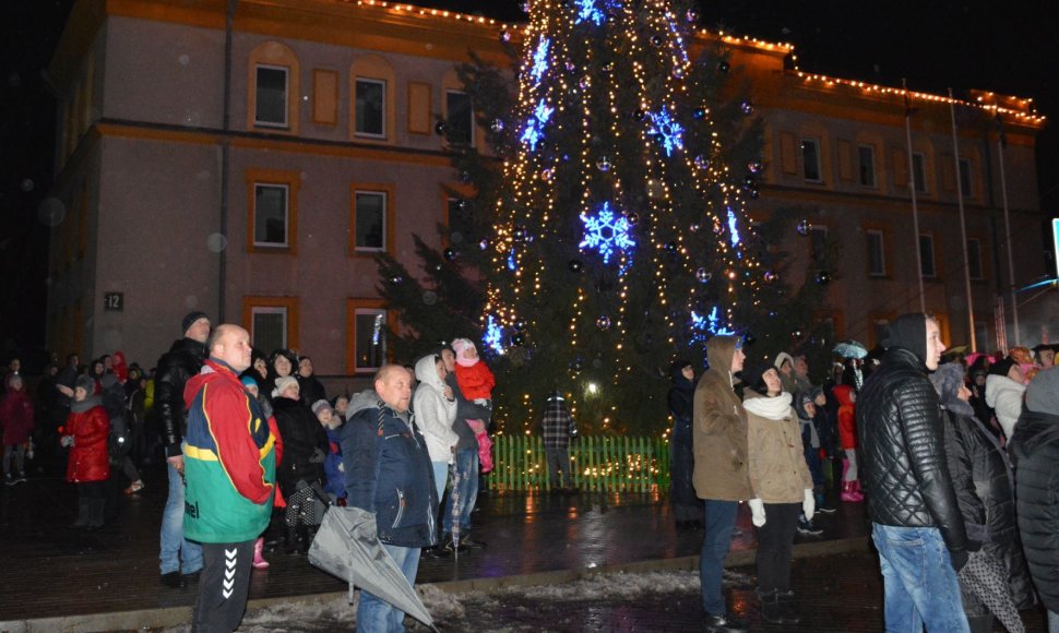 Varėnoje sužibo Kalėdų eglutė