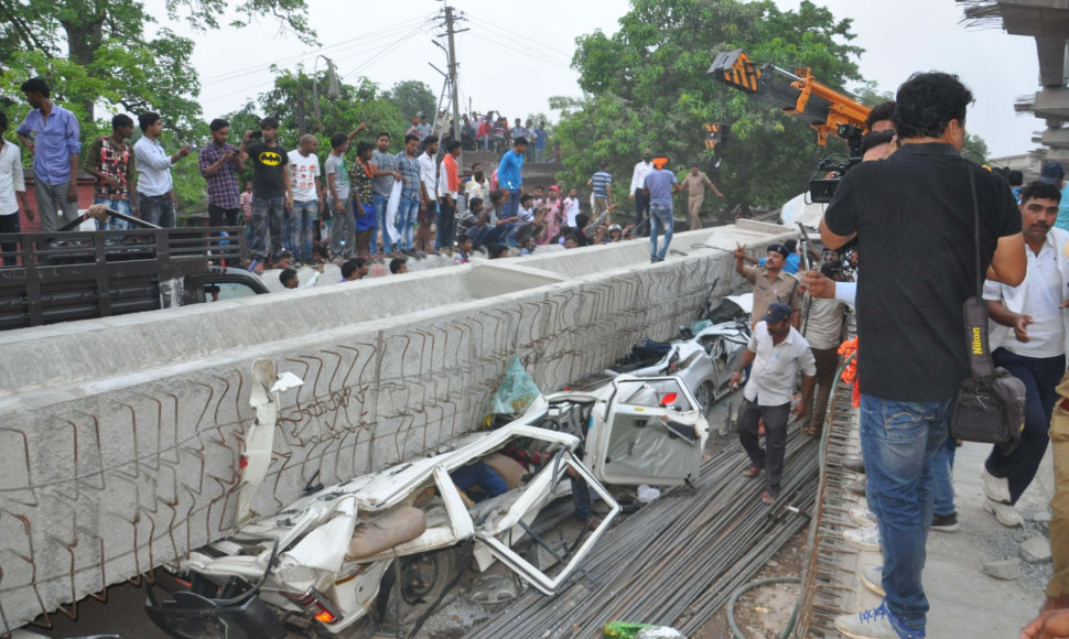 Indijoje sugriuvo viadukas