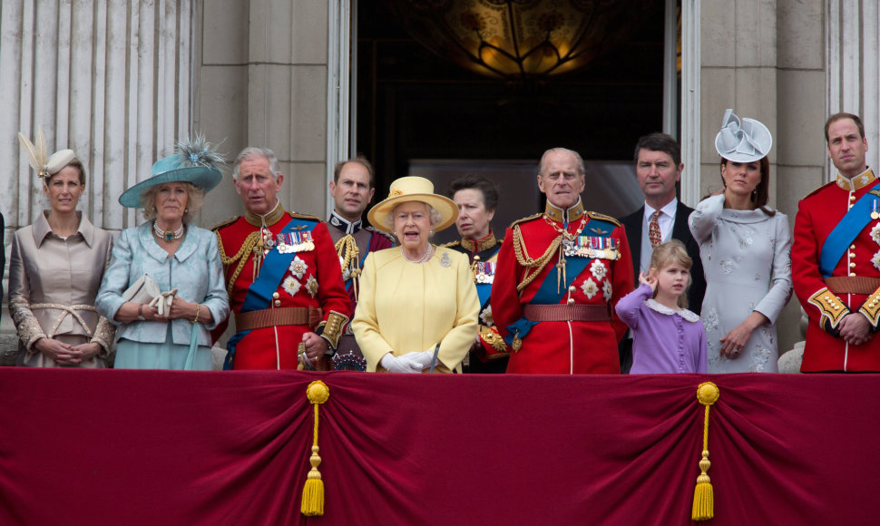 Britų karališkoji šeima Bakingamo rūmų balkone