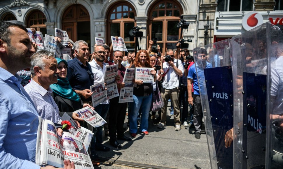 Protestas prieš žiniasklaidos laisvės gniaužimą Turkijoje