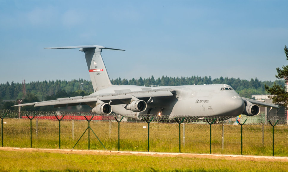 JAV karinis lėktuvas „Lockheed C-5 Galaxy“ atgabeno karinę techniką į tarptautines pratybas „Kardo kirtis 2014“