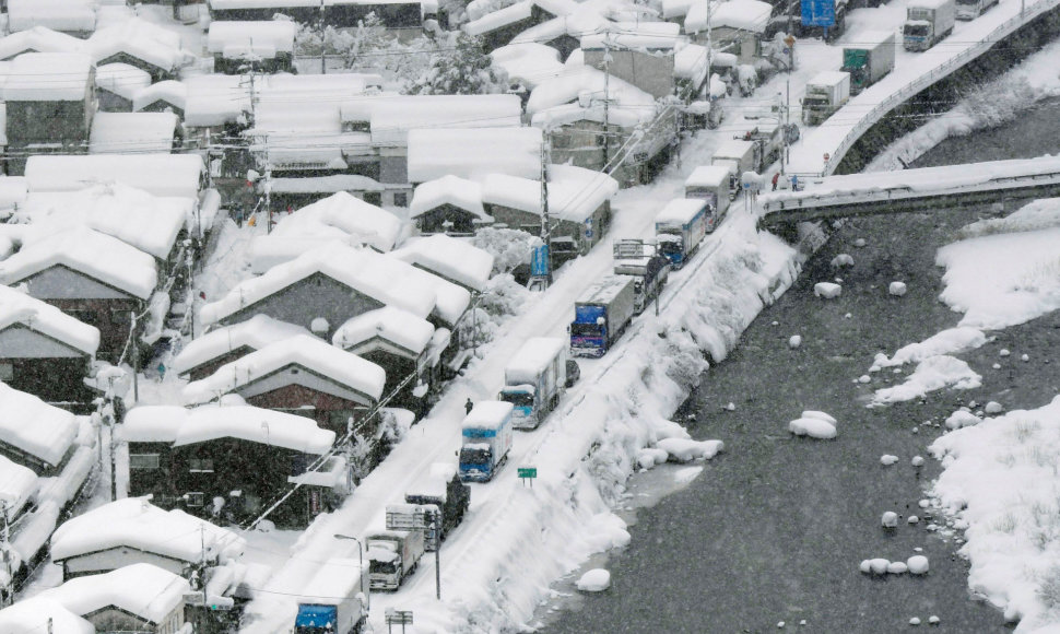 Vakarų Japoniją padengė storas sniego sluoksnis.