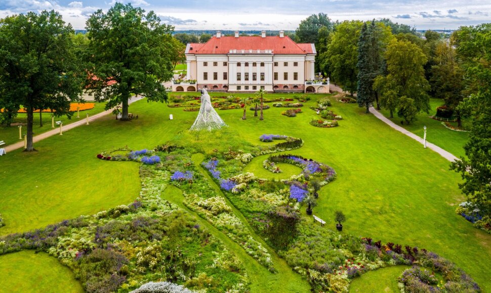 Pakruojo dvare jau atidarytas utopinio grožio Vasaros gėlių festivalis: Mindaugines kviečia švęsti tarp milijonų žiedų