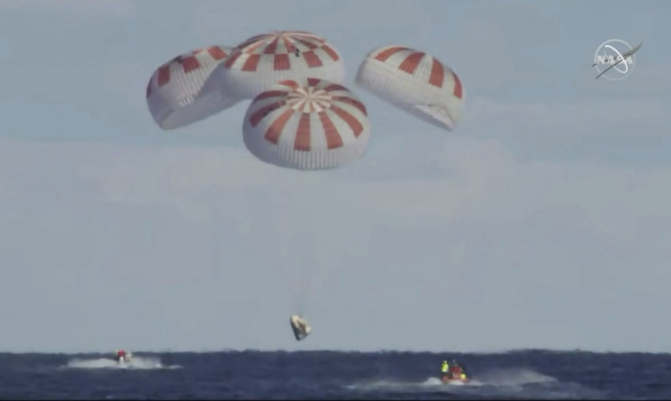 „SpaceX Crew Dragon“ kapsulės nusileidimas ant vandens
