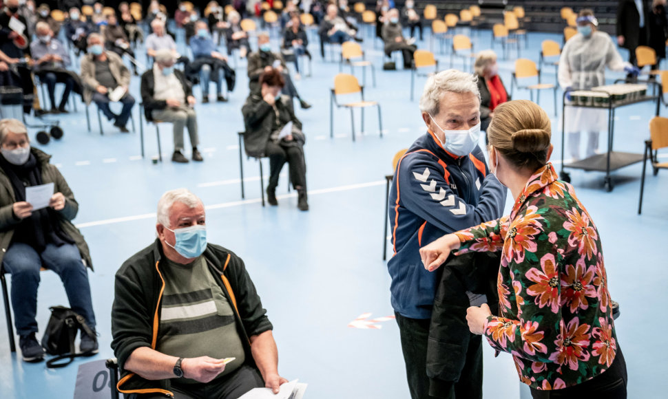 Pirmadienį Danijoje nuo koronaviruso paskiepyta beveik 100 tūkst. žmonių