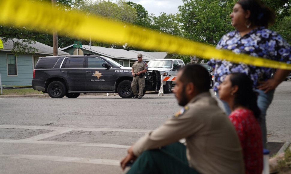 Per šaudynes Teksaso pradinėje mokykloje žuvo 18 vaikų