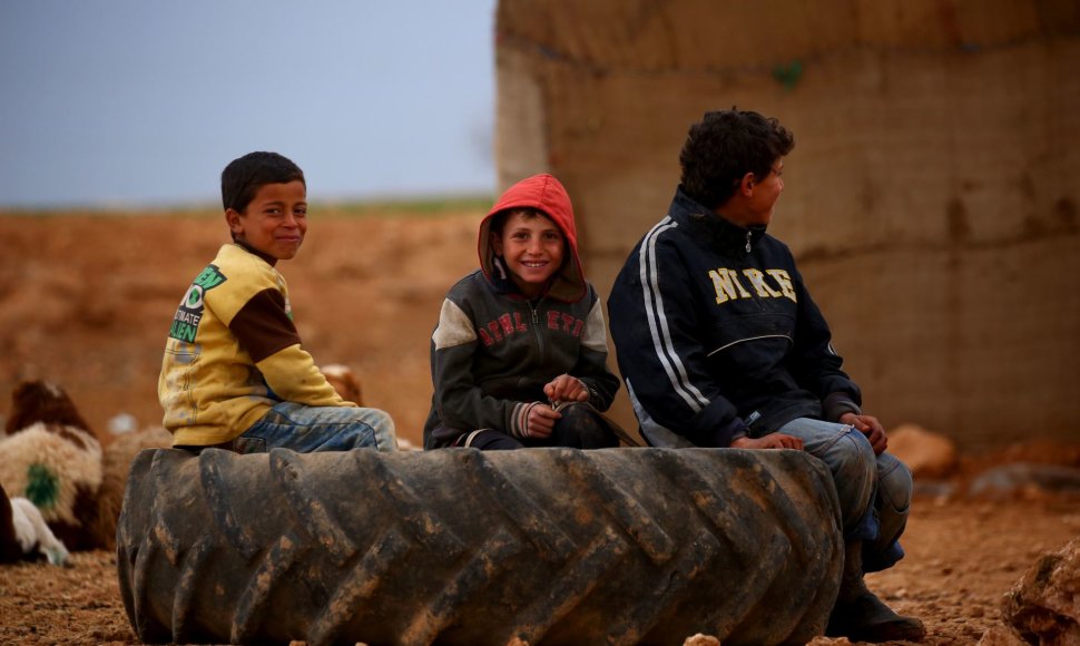 Namų netekę vaikai Sirijos šiaurėje