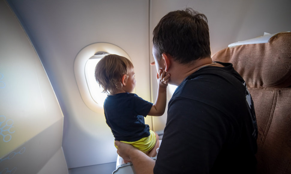 Mažas vaikas lėktuve